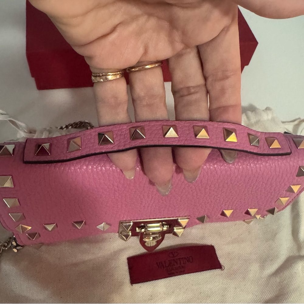 Valentino Rockstud clutch in pink, pale gold hardware, pebbled calf leather. - Picture 2 of 11